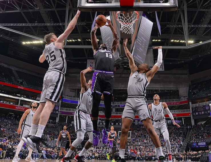  福克斯抢断反击一条龙国王险胜马刺保留季后赛希望  